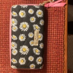 NWOT Simply Southern Daisy Floral Black and Pink Phone Wallet
